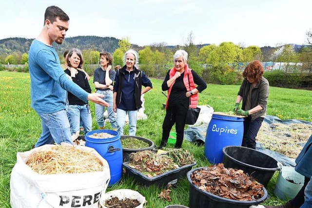 Malte Tckmantel (links) erklrt die v...denen Zutaten fr den idealen Kompost.  | Foto: Rita Eggstein