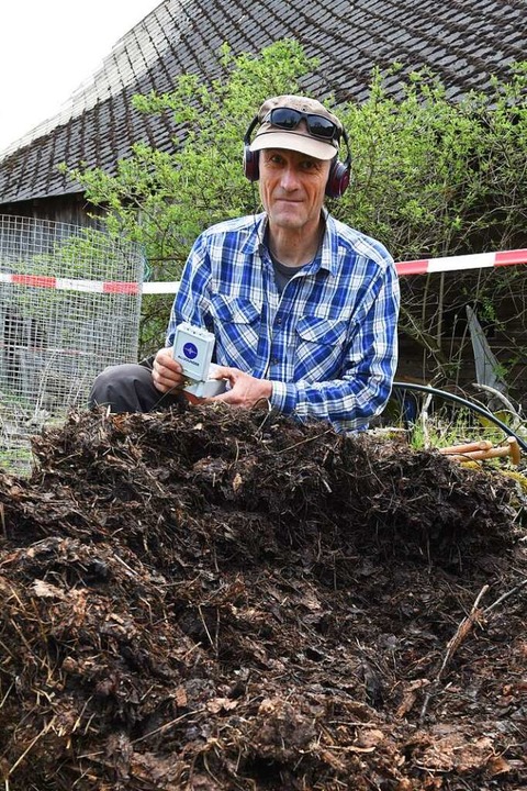 Michael Scherer-Lorenzen lauscht per K...er, wie sich gute Komposterde  anhrt.  | Foto: Rita Eggstein