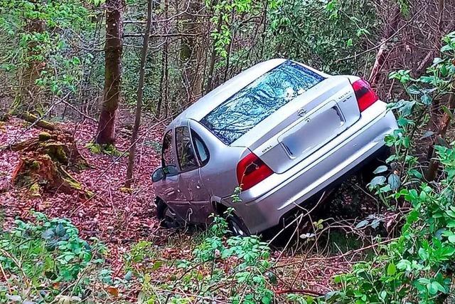 Autofahrt eines 18-Jhrigen endet im Wald oberhalb Bad Sckingens