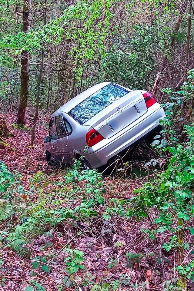 Endstation Wald: Ein Baum stoppte die Talfahrt eines 18-Jhrigen.  | Foto: Axel Kremp