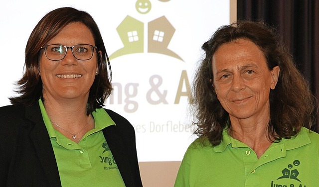 Sandra Kuppel und Edith Schattmaier (v...erten ber die Arbeit des JA-Vereins.   | Foto: Dorothe Kuhlmann