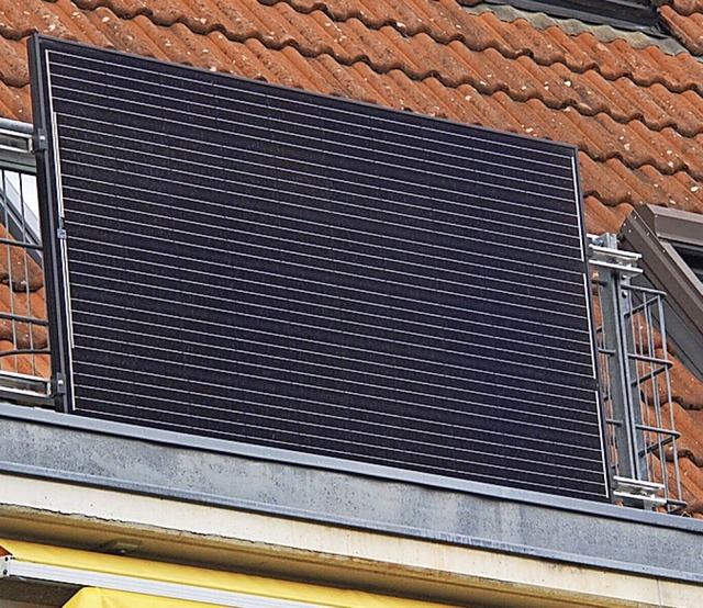 Auch kleine Solarmodule an Balkonbrst...en  in Btzingen zur Energiewende bei.  | Foto: Horst David