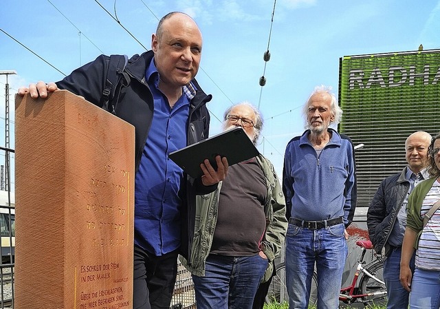 Geschichtslehrer Daniel Doll (links) e...pfer des Massakers vom 12. April 1945.  | Foto: Ralf Burgmaier