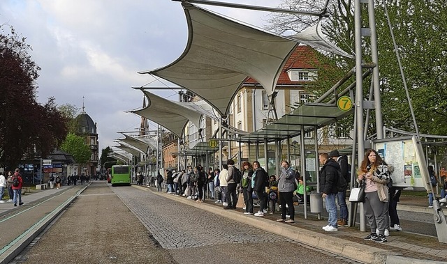 Am Busbahnhof warteten etliche Fahrgs...ndte widersprchliche Botschaften aus.  | Foto: Ralf Burgmaier