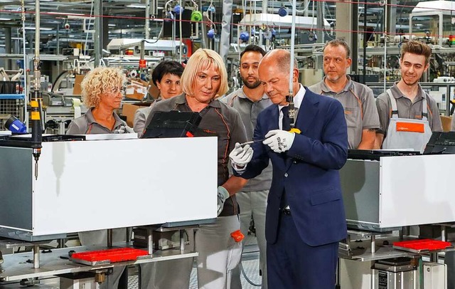 Bundeskanzler Olaf Scholz zu Besuch bei dem hessischen Unternehmen Viessmann.   | Foto: Nadine Weigel (dpa)