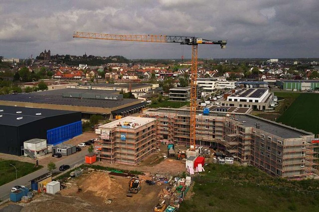 Vier Stockwerke hoch sind die Huser, ...fabrik und dahinter die alte KBC-Halle  | Foto: Hubert Gemmert