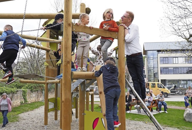 Brgermeister Thomas Gedemer erffnete den neuen Spielplatz.   | Foto: Michael Haberer