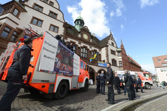 Die Kappler Feuerwehr beim Protest vor dem Freiburger Rathaus.  | Foto: Ingo Schneider