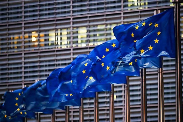 Vor dem Sitz der EU-Kommission in Brssel wehen Europaflaggen.  | Foto: Zhang Cheng (dpa)
