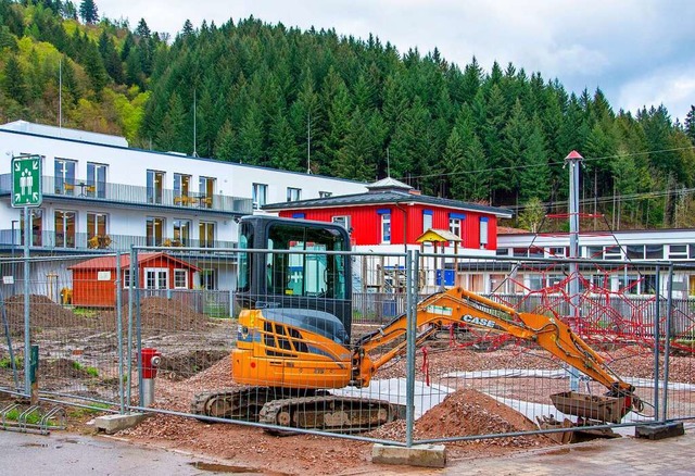 Die Umgestaltung des Areals zwischen F... und Kindergarten ist in vollem Gange.  | Foto: Paul Eischet