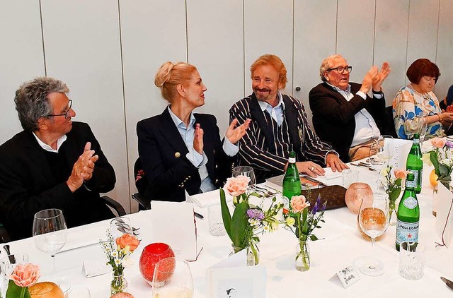 Thomas Gottschalk (Zweiter von rechts)...sten der Kinderkrebshilfe organisiert.  | Foto: Wolfgang Knstle