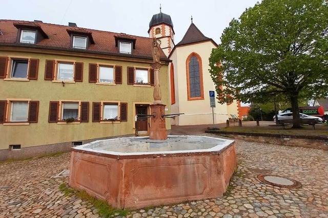 Der Brunnen vor der Kirche in Kirchhof...en, einige Meter weiter pltschert es.  | Foto: Sophia Hesser