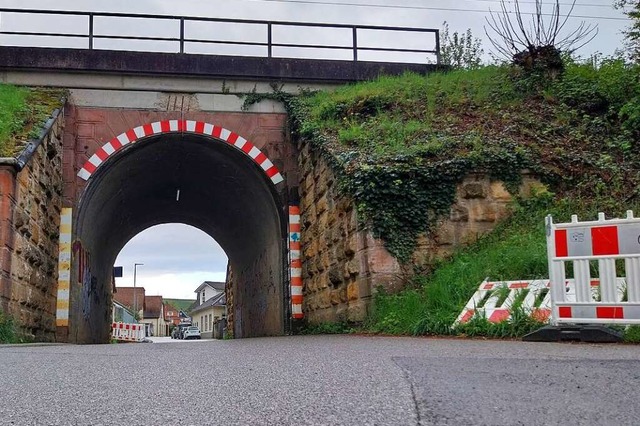 Die Unterfhrung an der Friedhofstrae...und Fugnger eine Wegefhrung  haben.  | Foto: Sophia Hesser