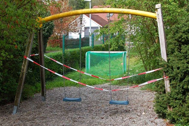 Verschiedene Spielgerte, wie diese Schaukeln, sind schon seit Monaten gesperrt.  | Foto: Petra Wunderle