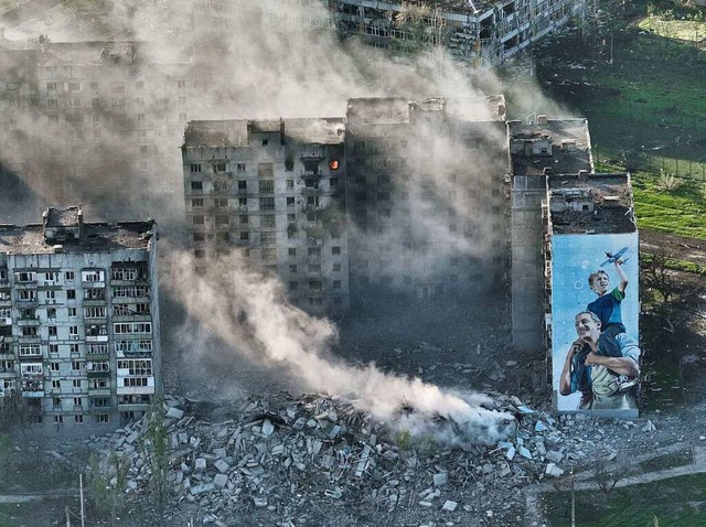 Ausgebrannte Gebude in Bachmut in der Region Donezk.  | Foto: Libkos (dpa)