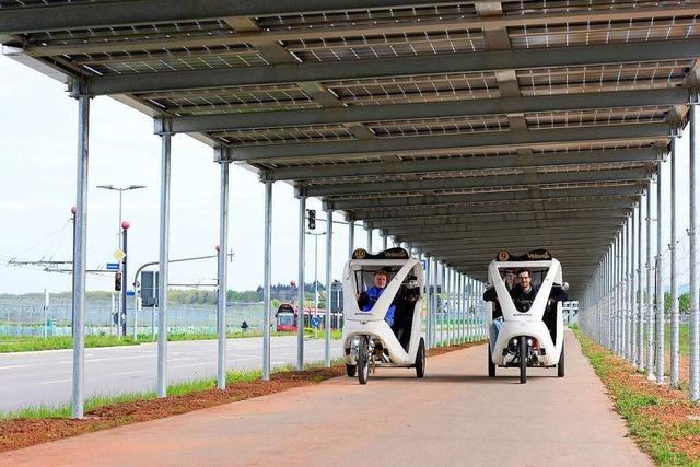 In Freiburg wurde der erste Solardach-Radweg eröffnet