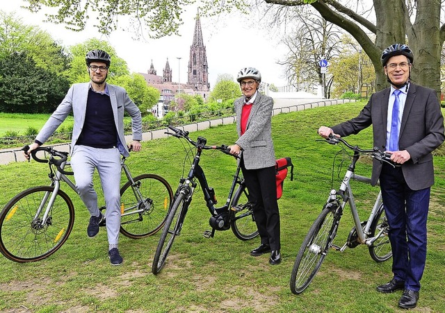 Vorbildlich mit Helm: Freiburgs Oberb... wollen mit gutem Beispiel vorangehen.  | Foto: Ingo Schneider