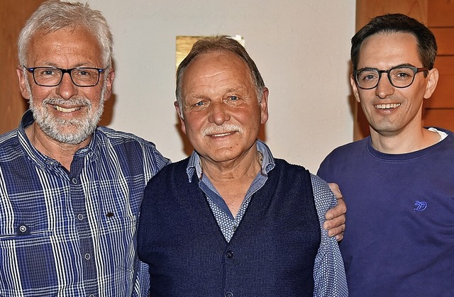Wolfgang Kiefer (Mitte) ist seit 50 Ja...ks) und Matthias Ruber gratulieren.    | Foto: Georg Ganter