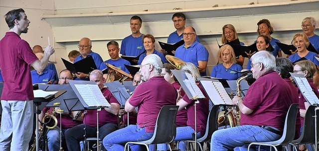 Chor New Formation und Stadtmusik beim Serenadenkonzert 2022  | Foto: Barbara Ruda