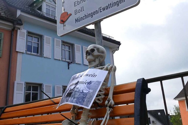 Ein unbedenklicher Scherz: Das Skelett... Mitfahrerbnkle vor der Tourist-Info.  | Foto: Stefan Limberger-Andris