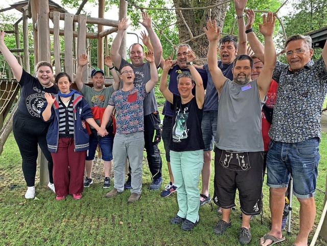 Bernd Hechinger (rechts) und die Akteure seiner Theatergruppe  | Foto: Lebenshilfe 