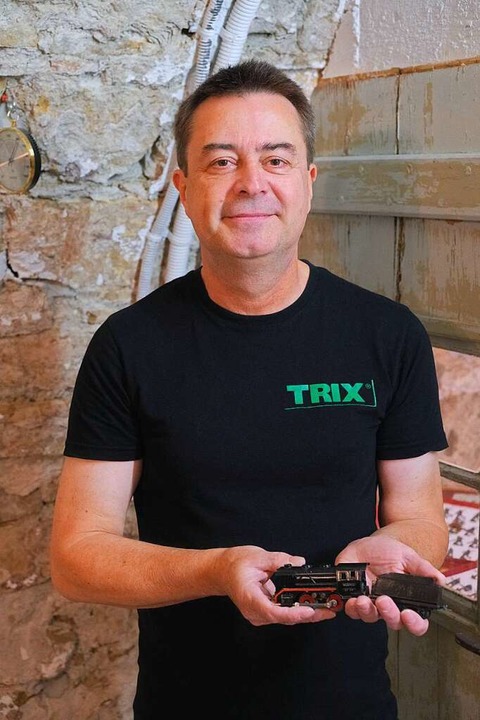 Ingo Seehafer, Betreiber des Spielzeug...sches Tender-Lok-Modell in den Hnden.  | Foto: Martin Pfefferle
