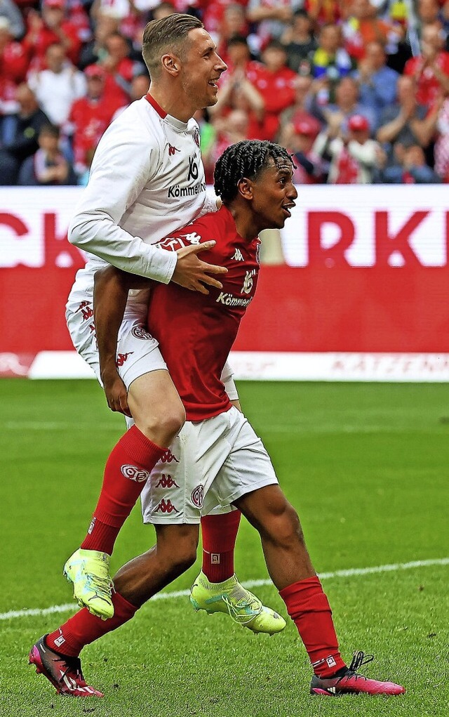 Leandro Barreiro nimmt Dominik Koch na...1-Sieg gegen Bayern Mnchen Huckepack.  | Foto: IMAGO/Fotostand / Racocha