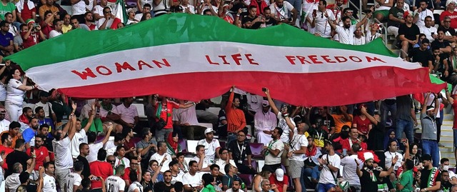 Iranische Fans zeigten auch bei der Fuball-WM in Katar ihren Protest.   | Foto: IMAGO/Mike Egerton