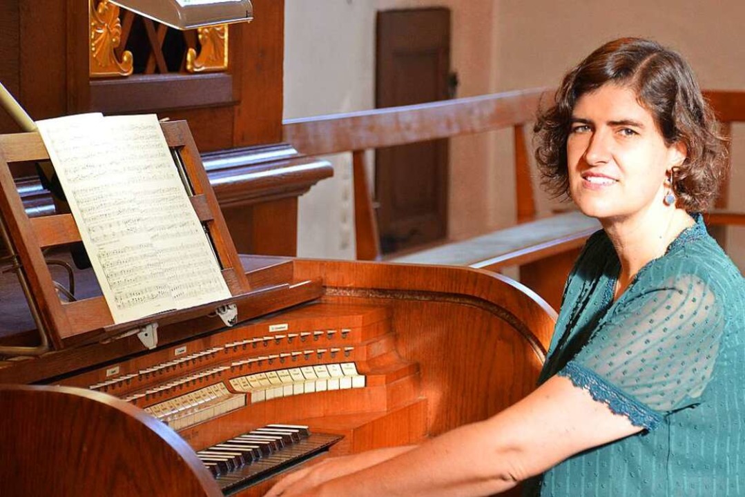 Karin Karle an der Orgel in St. Trudpe...n zwei Organisatoren der Konzertreihe.  | Foto: Gabriele Hennicke