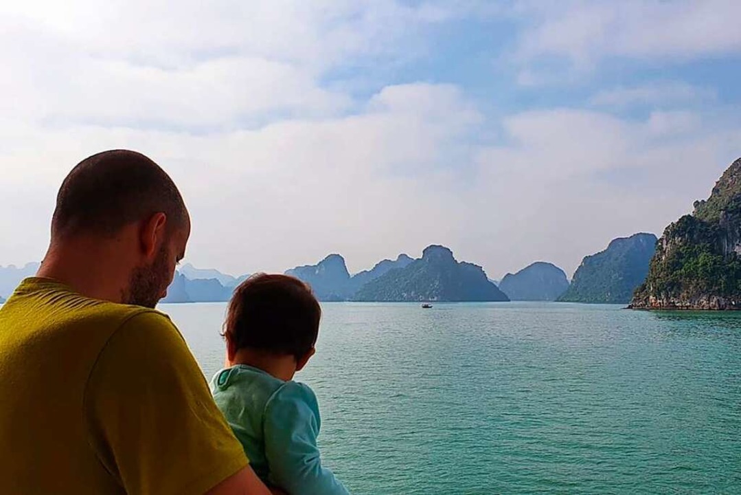 Florian mit seiner Tochter in der Halong Bucht in Nordvietnam  | Foto: Privat