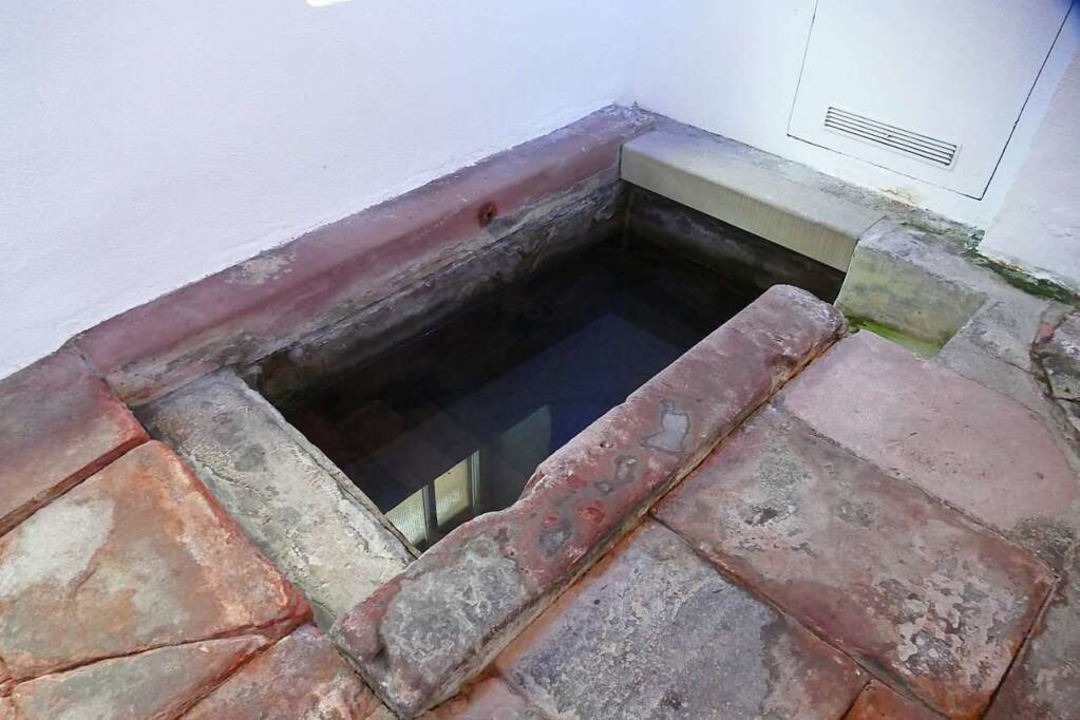Die alte Mikwe, das rituelle Bad, wird...g von Geschirr oder Ähnlichem genutzt.  | Foto: Sonja Zellman