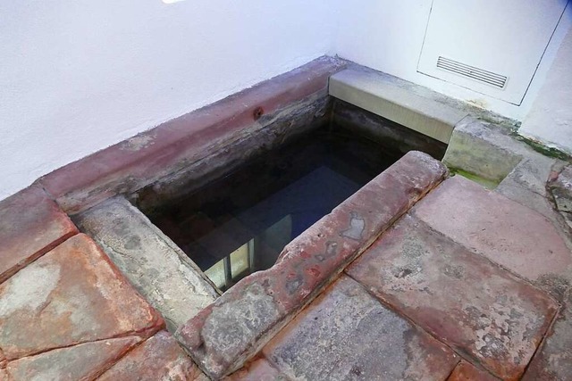 Die alte Mikwe, das rituelle Bad, wird...g von Geschirr oder hnlichem genutzt.  | Foto: Sonja Zellman