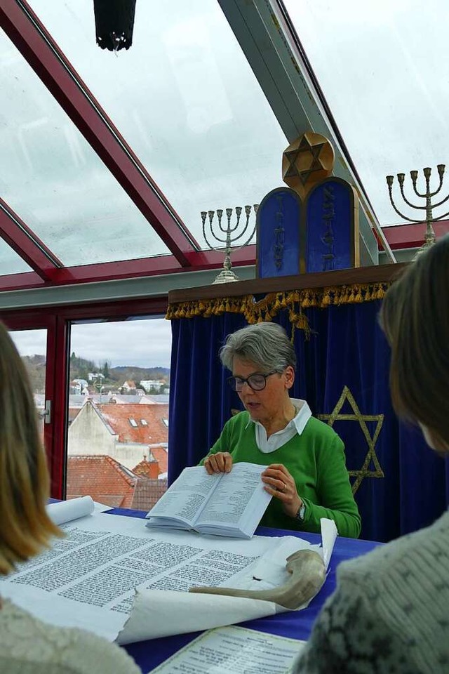 Dorothea Scherle zeigte  in der Synagoge eine Kopie der Thora.  | Foto: Sonja Zellman