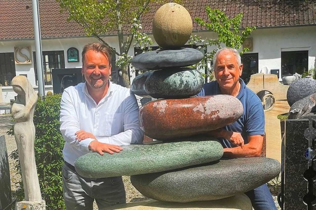 Bringt Steine schn in Form: Bildhauer...nn (links) gemeinsam mit Wolfgang Ruf.  | Foto: Stein und Form
