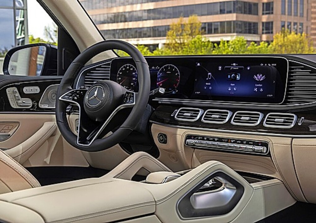 In den Innenraum zieht die aktuelle Lenkrad-Generation aus der S-Klasse ein.  | Foto: Mercedes-Benz