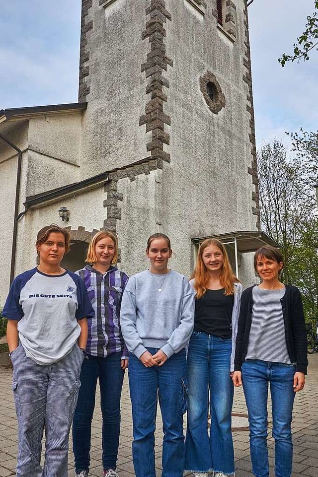 Zoe vom Konfi-Team, die Konfirmandinne...or der evangelischen Kirche Laufenburg  | Foto: Julia Becker