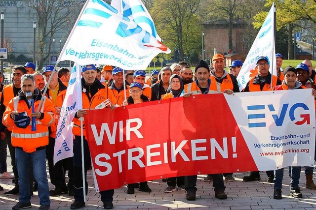 Warnstreikende der Eisenbahn- und Verk... einer Kundgebung in Hamburg zusammen.  | Foto: Bodo Marks (dpa)