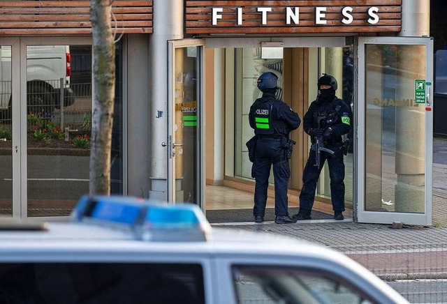 Polizisten stehen nach einer Attacke i...nstadt im Eingangsbereich des Studios.  | Foto: Christoph Reichwein (dpa)