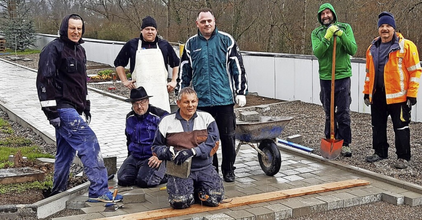 Der Ortschaftsrat Untermettingen pflas...liffke (rechts) 40 Meter Friedhofsweg.  | Foto: suedkurier