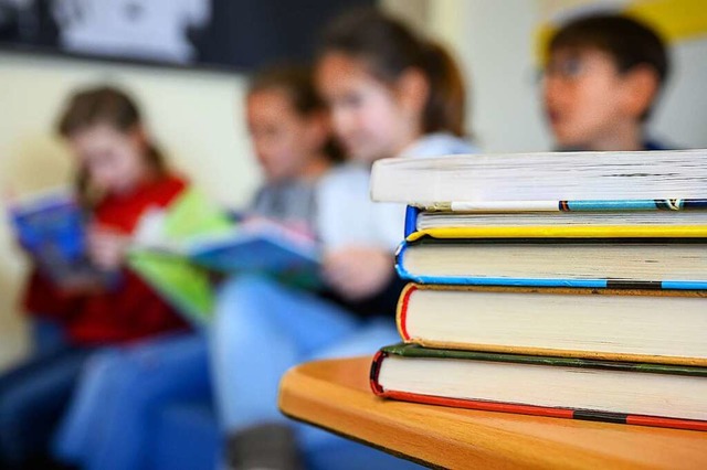 Kinder lesen in einer Grundschule.  | Foto: Sebastian Gollnow (dpa)