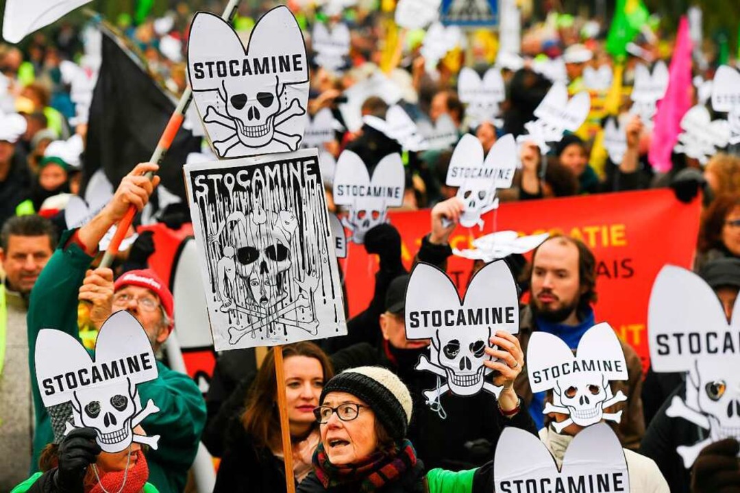 Menschen in der Region um Wittelsheim ...n gegen die Giftmülldeponie Stocamine.  | Foto: SEBASTIEN BOZON (AFP)