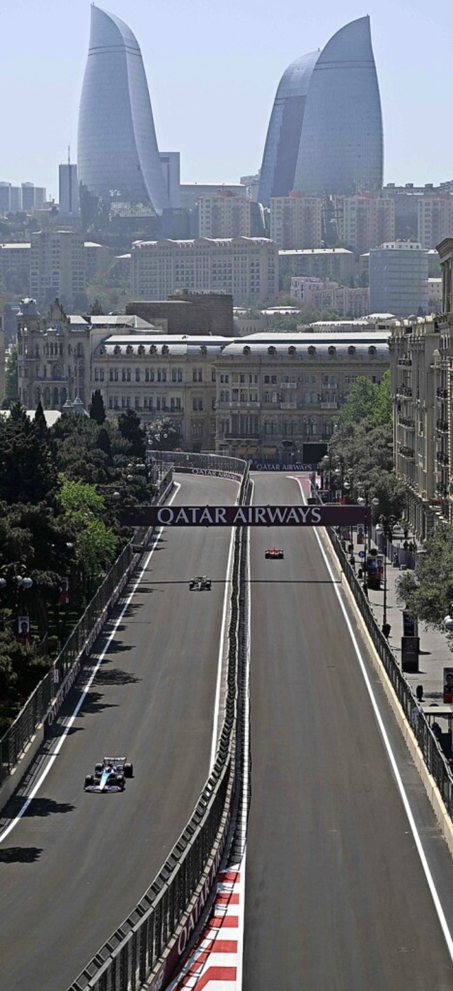 Die Rennstrecke fhrt mitten durch die Innenstadt von Baku.  | Foto: NATALIA KOLESNIKOVA (AFP)