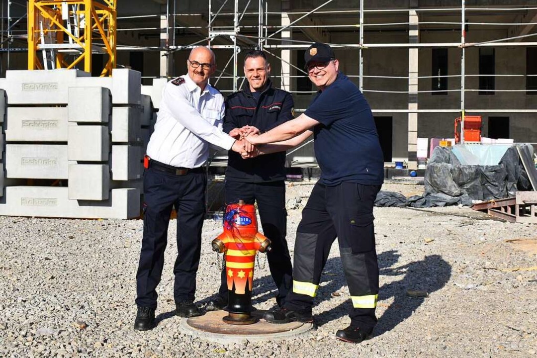 Feuerwehrkommandant Dietmar Müller (vo...er mit dem Schweizer Überflurhydranten  | Foto: Horatio Gollin