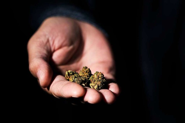 Elf mutmaliche Drogendealer hat die P...sruhe auf offener Strae festgenommen.  | Foto: nito (stock.adobe.com)