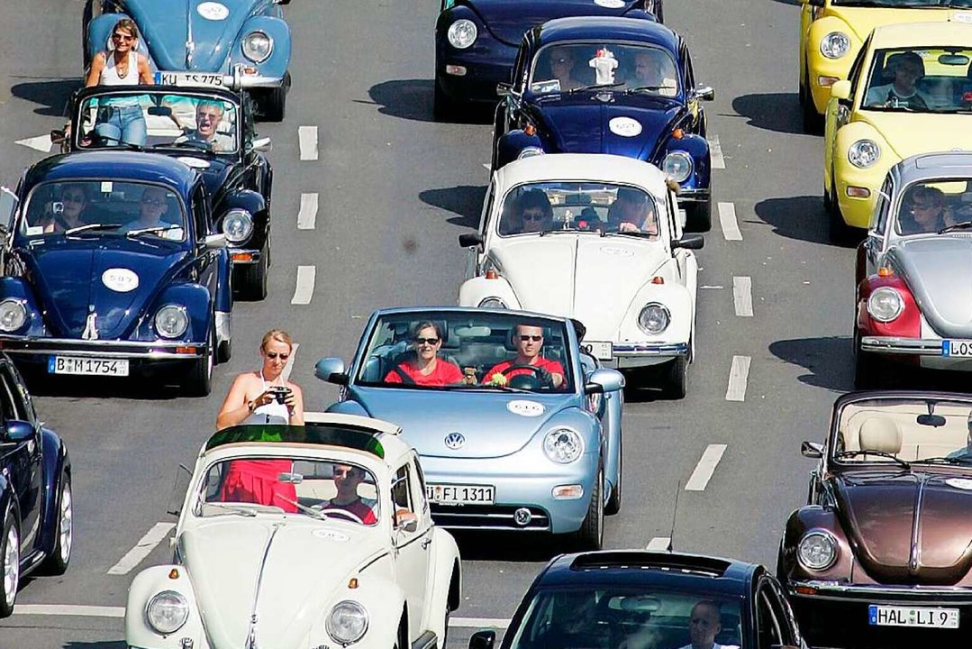 Die Begeisterung für den VW-Beetle und...i einer Parade in Berlin im Jahr 2005.  | Foto: dpa