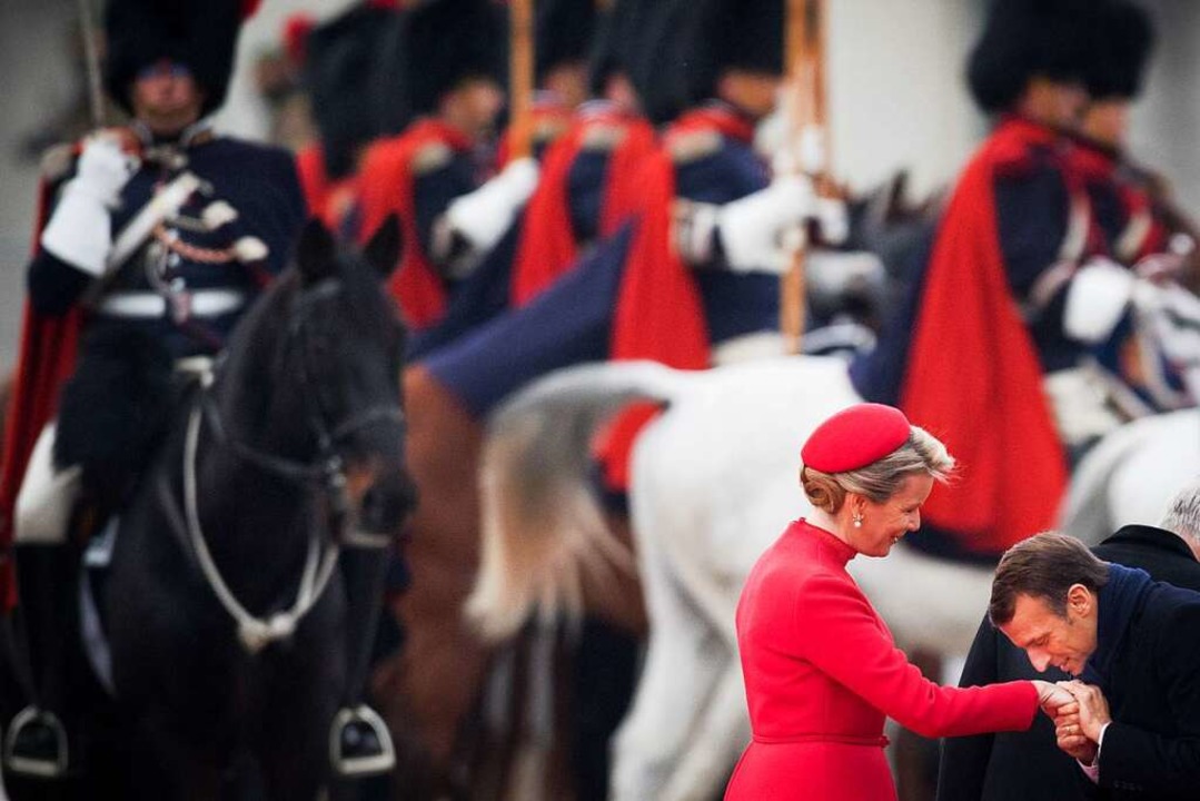 <ppp></ppp> und heute: Hier begrüßt de...el Macron Königin Mathilde von Belgien  | Foto: Benoit Doppagne (dpa)