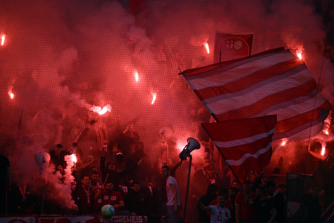 Freiburgs Fans feuern Pyrotechnik ab.  | Foto: Federico Gambarini (dpa)