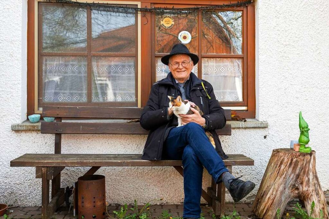 Elmar Braun sitzt mit seiner Katze auf...will sich fortan seinen Hobbys widmen.  | Foto: Stefan Puchner (dpa)