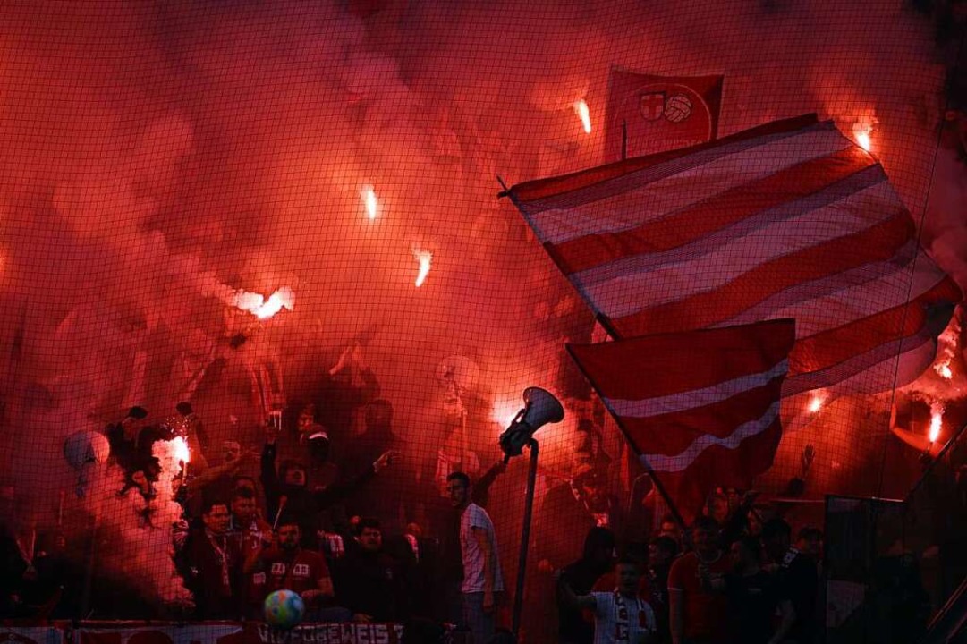 SC-Fans zündeten Pyrotechnik.  | Foto: Federico Gambarini (dpa)