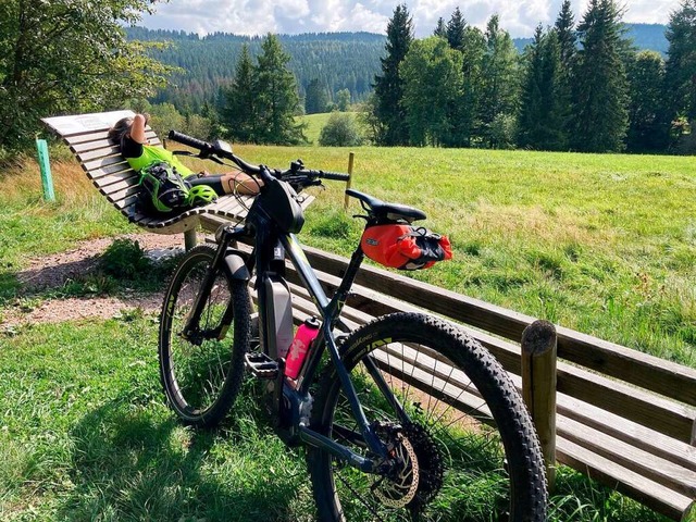 Erst radeln, dann pausieren: Tolle E-Bike-Touren gibt es viele in der Region.  | Foto: Anselm Buhoff